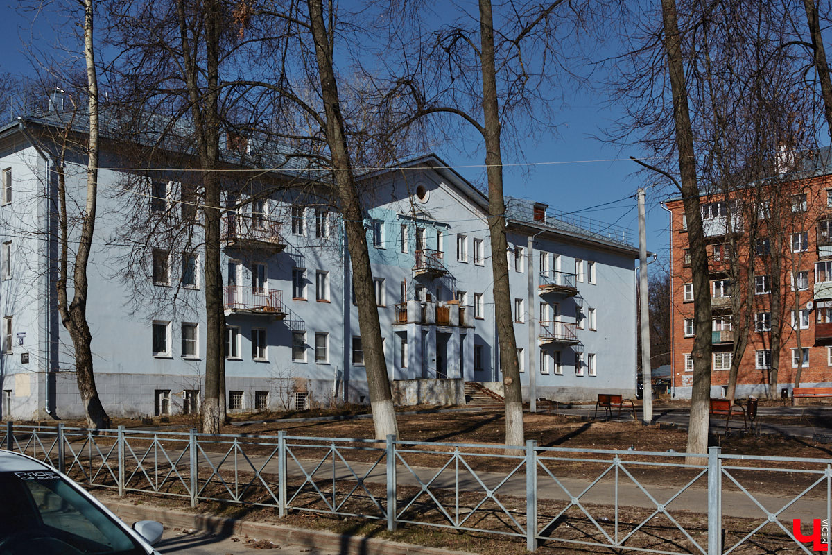 Балкон не только площадь для хранения старого холодильника или лыж. Эта архитектурная деталь способна задать тон всему внешнему облику здания. Во Владимире подобные случаи не редкость. На очередной прогулке по городу «Ключ-Медиа» собрал такие площадки, от которых взгляд не оторвать!