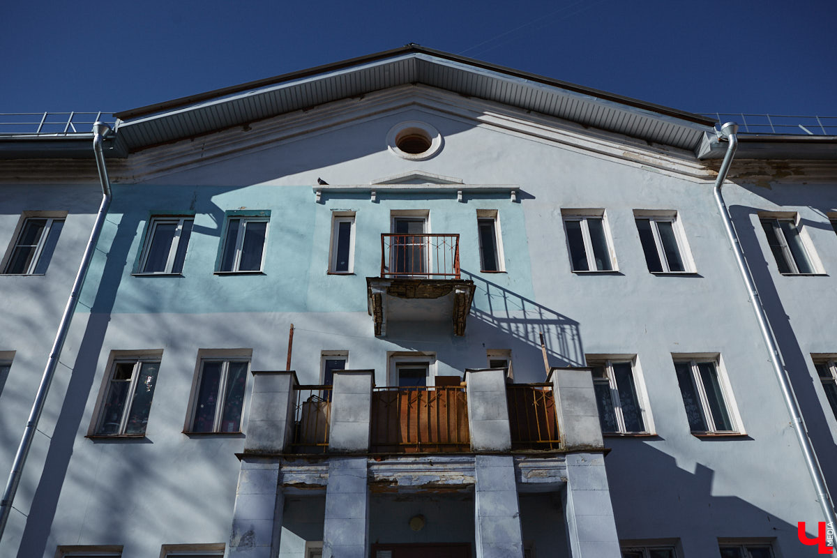 Балкон не только площадь для хранения старого холодильника или лыж. Эта архитектурная деталь способна задать тон всему внешнему облику здания. Во Владимире подобные случаи не редкость. На очередной прогулке по городу «Ключ-Медиа» собрал такие площадки, от которых взгляд не оторвать!