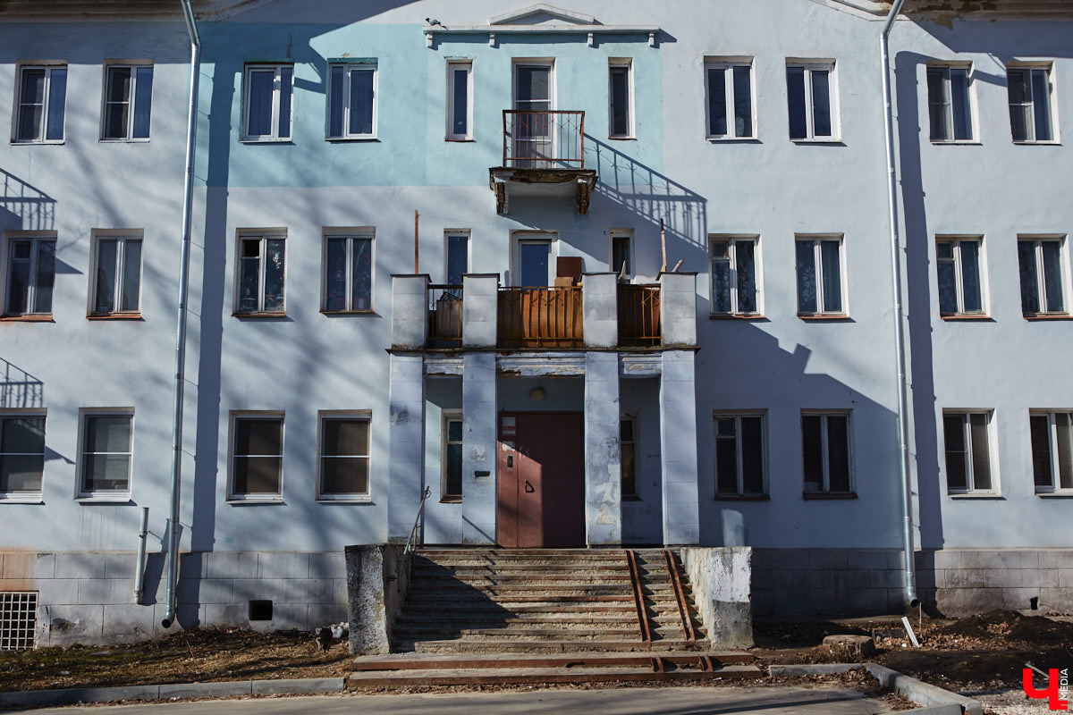 Балкон не только площадь для хранения старого холодильника или лыж. Эта архитектурная деталь способна задать тон всему внешнему облику здания. Во Владимире подобные случаи не редкость. На очередной прогулке по городу «Ключ-Медиа» собрал такие площадки, от которых взгляд не оторвать!