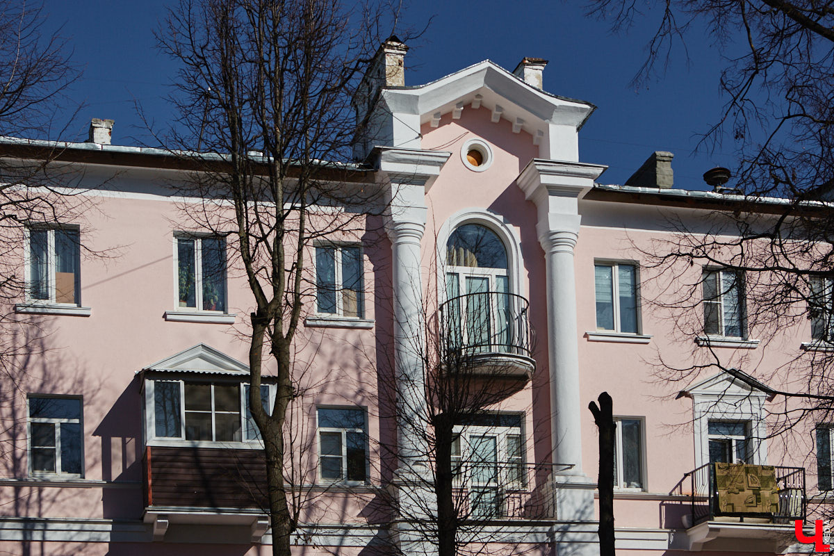 Балкон не только площадь для хранения старого холодильника или лыж. Эта архитектурная деталь способна задать тон всему внешнему облику здания. Во Владимире подобные случаи не редкость. На очередной прогулке по городу «Ключ-Медиа» собрал такие площадки, от которых взгляд не оторвать!