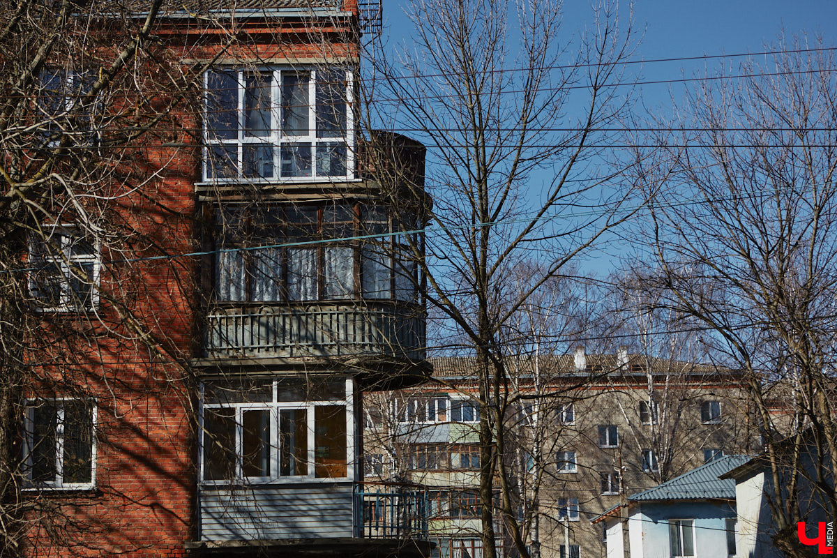 Балкон не только площадь для хранения старого холодильника или лыж. Эта архитектурная деталь способна задать тон всему внешнему облику здания. Во Владимире подобные случаи не редкость. На очередной прогулке по городу «Ключ-Медиа» собрал такие площадки, от которых взгляд не оторвать!