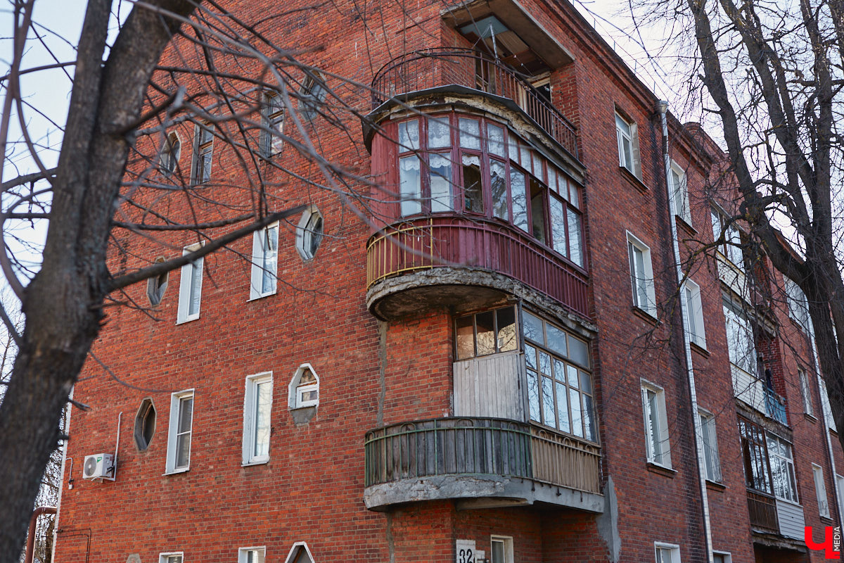 Балкон не только площадь для хранения старого холодильника или лыж. Эта архитектурная деталь способна задать тон всему внешнему облику здания. Во Владимире подобные случаи не редкость. На очередной прогулке по городу «Ключ-Медиа» собрал такие площадки, от которых взгляд не оторвать!