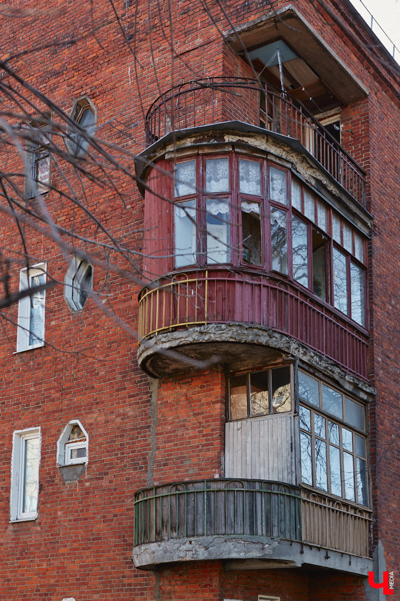 Балкон не только площадь для хранения старого холодильника или лыж. Эта архитектурная деталь способна задать тон всему внешнему облику здания. Во Владимире подобные случаи не редкость. На очередной прогулке по городу «Ключ-Медиа» собрал такие площадки, от которых взгляд не оторвать!