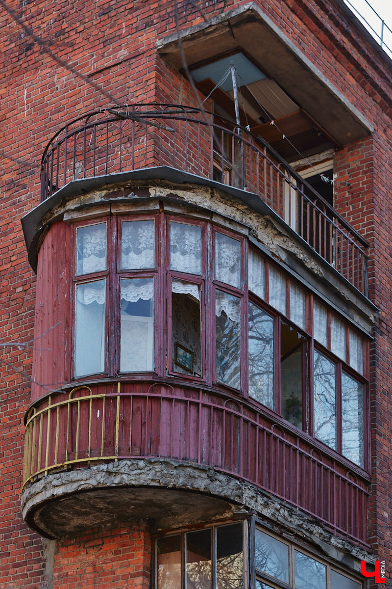 Балкон не только площадь для хранения старого холодильника или лыж. Эта архитектурная деталь способна задать тон всему внешнему облику здания. Во Владимире подобные случаи не редкость. На очередной прогулке по городу «Ключ-Медиа» собрал такие площадки, от которых взгляд не оторвать!