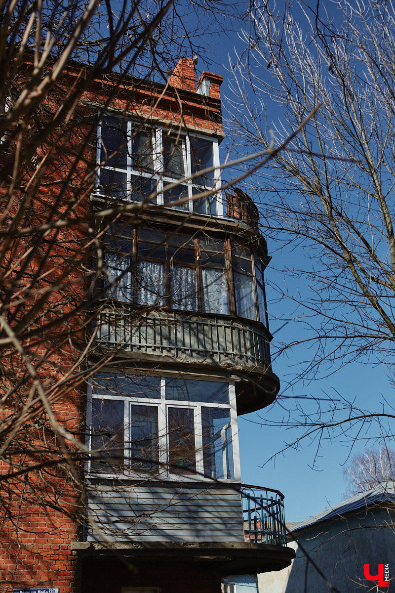 Балкон не только площадь для хранения старого холодильника или лыж. Эта архитектурная деталь способна задать тон всему внешнему облику здания. Во Владимире подобные случаи не редкость. На очередной прогулке по городу «Ключ-Медиа» собрал такие площадки, от которых взгляд не оторвать!