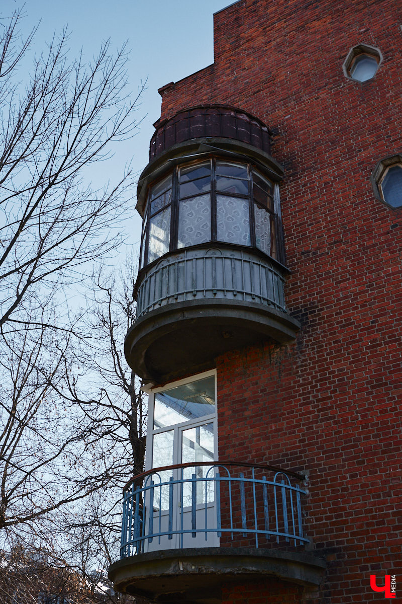 Балкон не только площадь для хранения старого холодильника или лыж. Эта архитектурная деталь способна задать тон всему внешнему облику здания. Во Владимире подобные случаи не редкость. На очередной прогулке по городу «Ключ-Медиа» собрал такие площадки, от которых взгляд не оторвать!