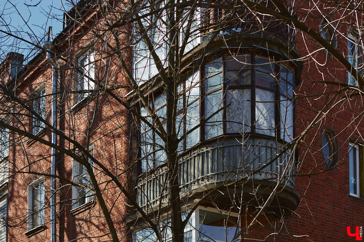 Балкон не только площадь для хранения старого холодильника или лыж. Эта архитектурная деталь способна задать тон всему внешнему облику здания. Во Владимире подобные случаи не редкость. На очередной прогулке по городу «Ключ-Медиа» собрал такие площадки, от которых взгляд не оторвать!