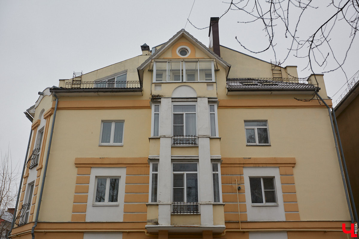 Балкон не только площадь для хранения старого холодильника или лыж. Эта архитектурная деталь способна задать тон всему внешнему облику здания. Во Владимире подобные случаи не редкость. На очередной прогулке по городу «Ключ-Медиа» собрал такие площадки, от которых взгляд не оторвать!