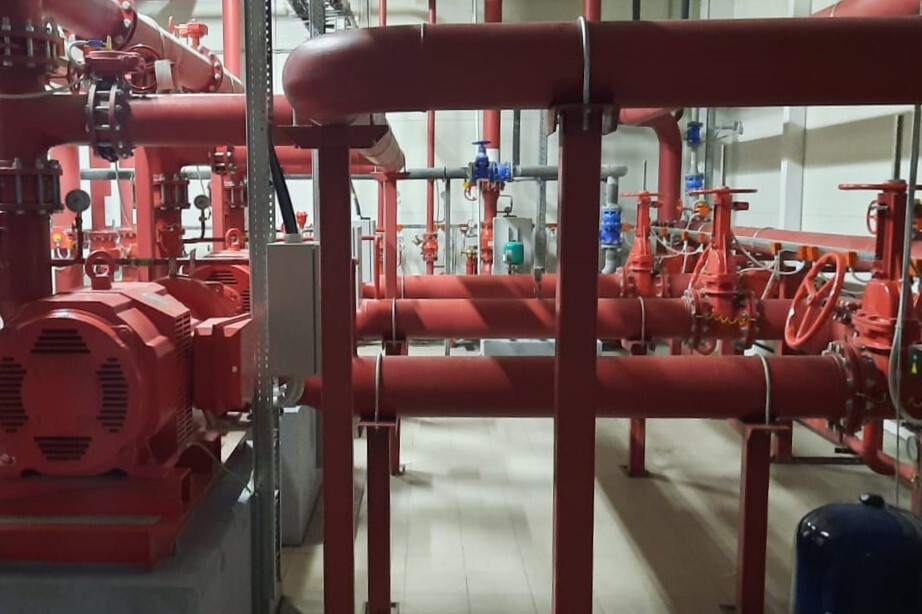 Что быстрее откроют: новый торговый центр, который начали строить три года назад под брендом «Леруа Мерлен», или ФОК на улице Лакина, который ударными темпами возводят с начала 2025-го? А может, всех удивит гостиничный комплекс на Студеной Горе, ждущий своего часа уже 10 лет? Давайте разбираться!