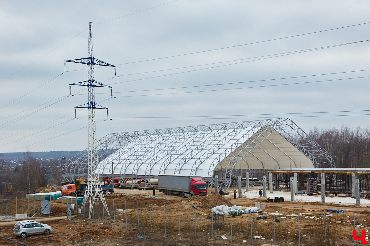 Что быстрее откроют: новый торговый центр, который начали строить три года назад под брендом «Леруа Мерлен», или ФОК на улице Лакина, который ударными темпами возводят с начала 2025-го? А может, всех удивит гостиничный комплекс на Студеной Горе, ждущий своего часа уже 10 лет? Давайте разбираться!