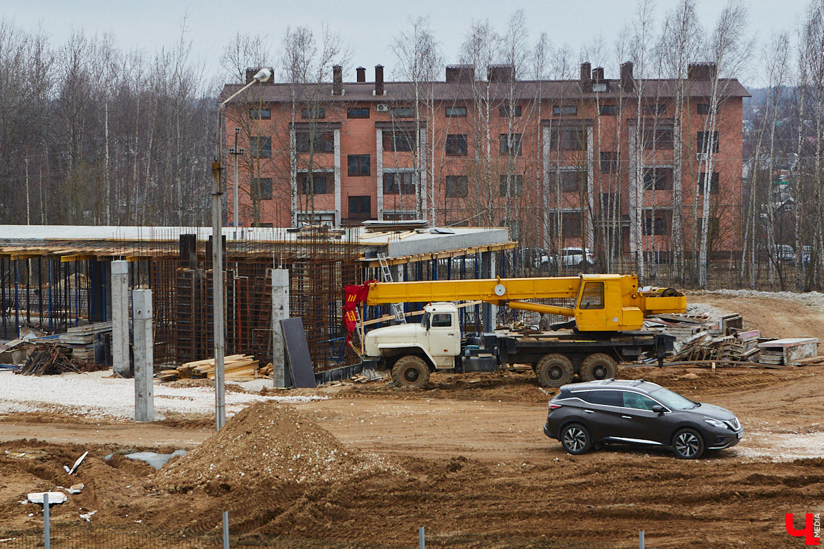 Что быстрее откроют: новый торговый центр, который начали строить три года назад под брендом «Леруа Мерлен», или ФОК на улице Лакина, который ударными темпами возводят с начала 2025-го? А может, всех удивит гостиничный комплекс на Студеной Горе, ждущий своего часа уже 10 лет? Давайте разбираться!