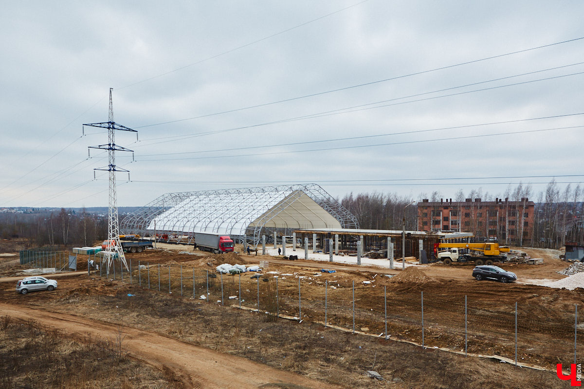 Что быстрее откроют: новый торговый центр, который начали строить три года назад под брендом «Леруа Мерлен», или ФОК на улице Лакина, который ударными темпами возводят с начала 2025-го? А может, всех удивит гостиничный комплекс на Студеной Горе, ждущий своего часа уже 10 лет? Давайте разбираться!