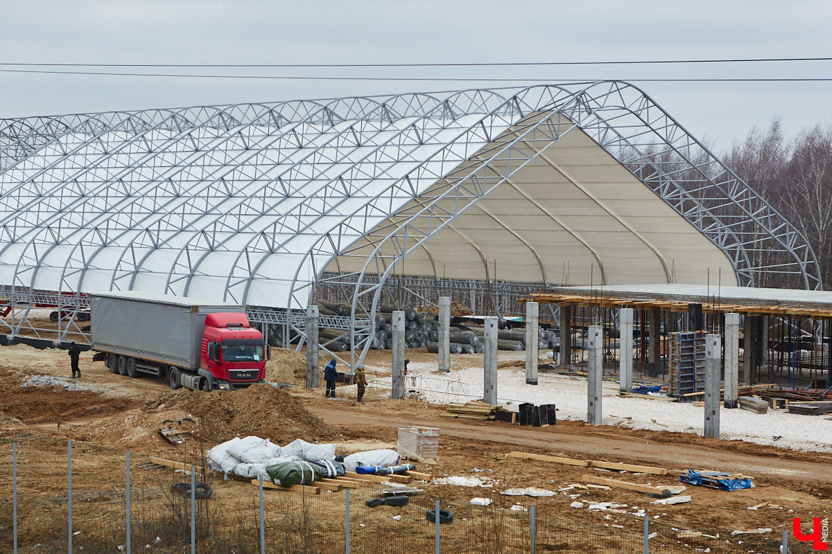 Что быстрее откроют: новый торговый центр, который начали строить три года назад под брендом «Леруа Мерлен», или ФОК на улице Лакина, который ударными темпами возводят с начала 2025-го? А может, всех удивит гостиничный комплекс на Студеной Горе, ждущий своего часа уже 10 лет? Давайте разбираться!