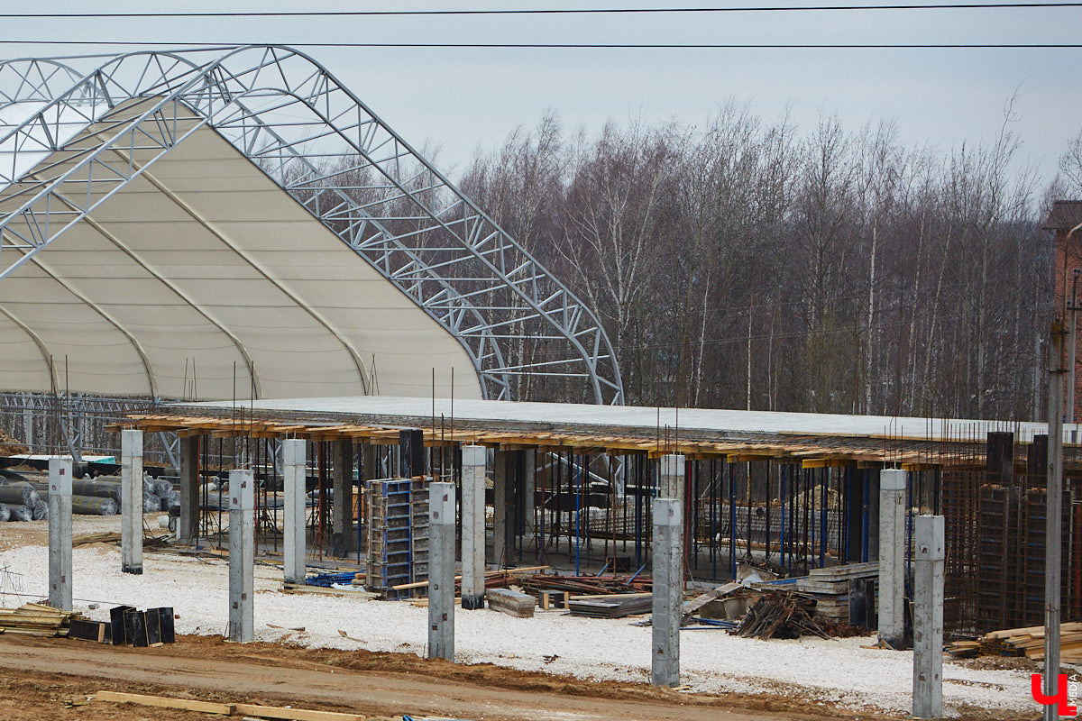 Что быстрее откроют: новый торговый центр, который начали строить три года назад под брендом «Леруа Мерлен», или ФОК на улице Лакина, который ударными темпами возводят с начала 2025-го? А может, всех удивит гостиничный комплекс на Студеной Горе, ждущий своего часа уже 10 лет? Давайте разбираться!