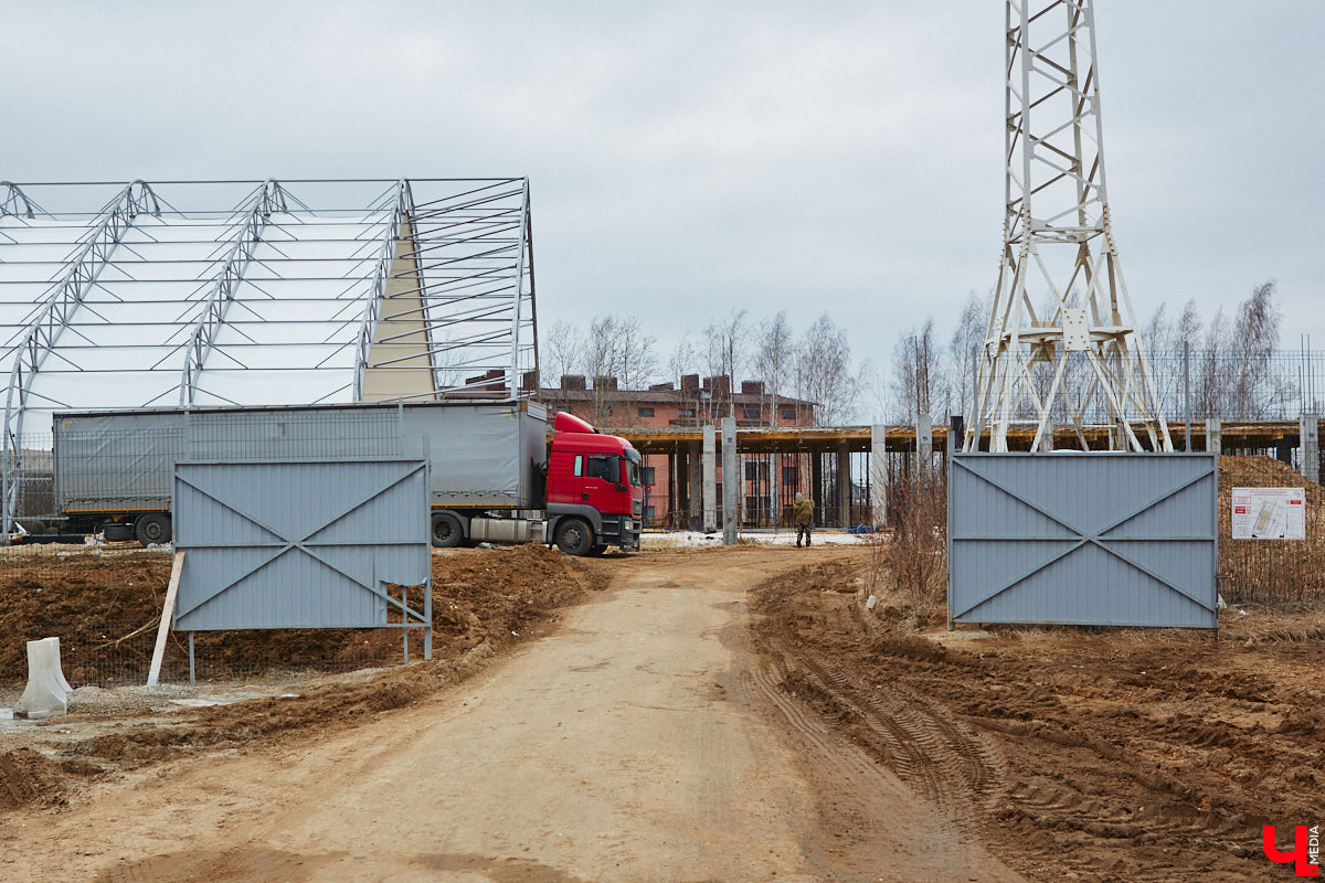 Что быстрее откроют: новый торговый центр, который начали строить три года назад под брендом «Леруа Мерлен», или ФОК на улице Лакина, который ударными темпами возводят с начала 2025-го? А может, всех удивит гостиничный комплекс на Студеной Горе, ждущий своего часа уже 10 лет? Давайте разбираться!