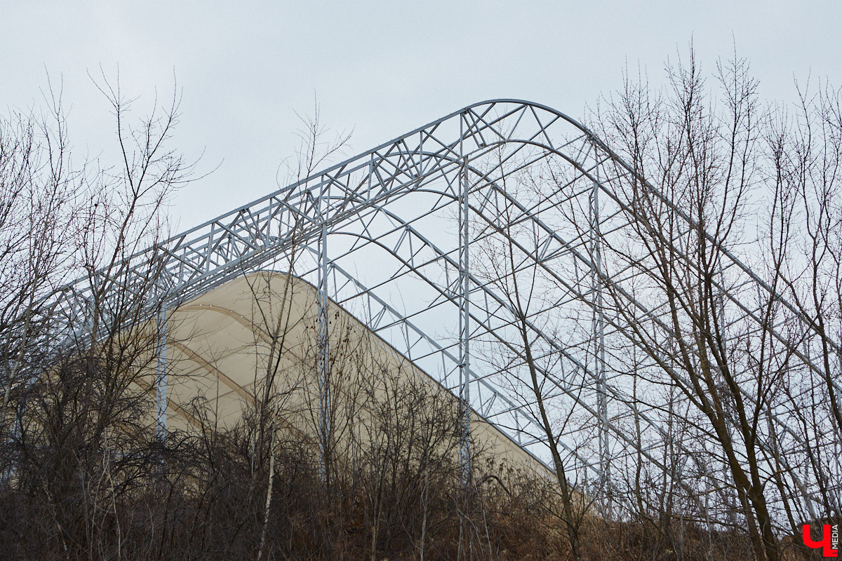 Что быстрее откроют: новый торговый центр, который начали строить три года назад под брендом «Леруа Мерлен», или ФОК на улице Лакина, который ударными темпами возводят с начала 2025-го? А может, всех удивит гостиничный комплекс на Студеной Горе, ждущий своего часа уже 10 лет? Давайте разбираться!