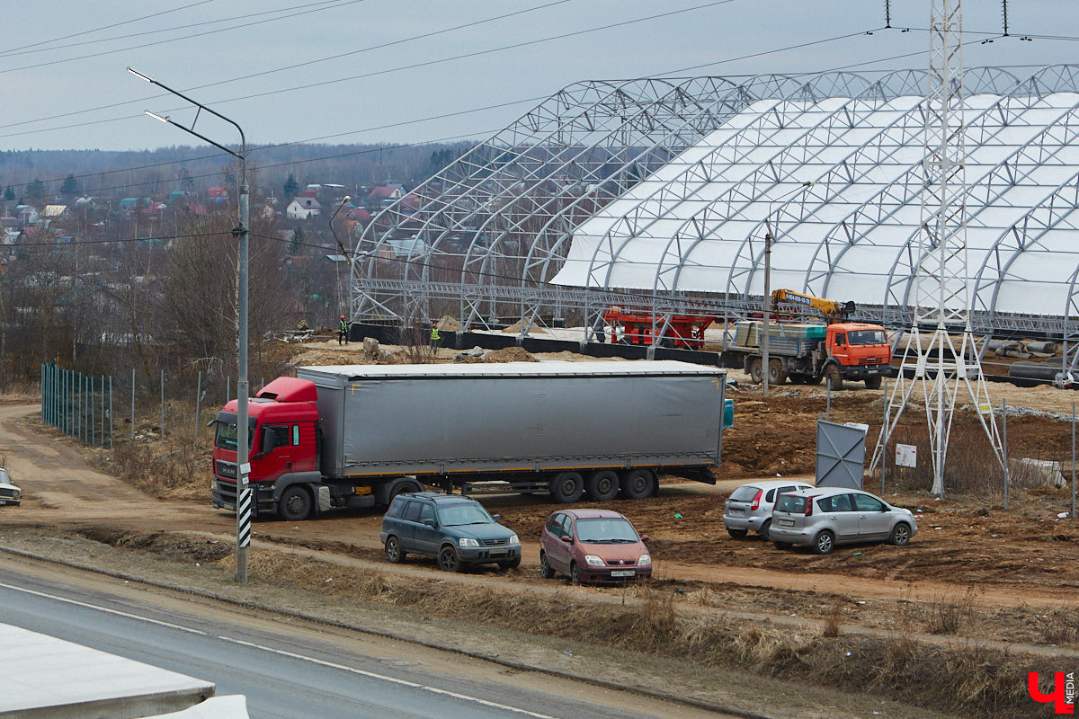 Что быстрее откроют: новый торговый центр, который начали строить три года назад под брендом «Леруа Мерлен», или ФОК на улице Лакина, который ударными темпами возводят с начала 2025-го? А может, всех удивит гостиничный комплекс на Студеной Горе, ждущий своего часа уже 10 лет? Давайте разбираться!