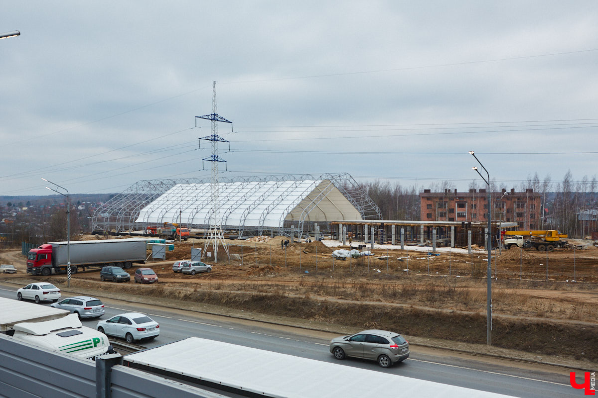 Что быстрее откроют: новый торговый центр, который начали строить три года назад под брендом «Леруа Мерлен», или ФОК на улице Лакина, который ударными темпами возводят с начала 2025-го? А может, всех удивит гостиничный комплекс на Студеной Горе, ждущий своего часа уже 10 лет? Давайте разбираться!