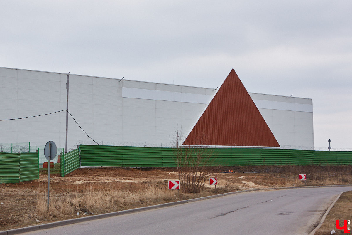 Что быстрее откроют: новый торговый центр, который начали строить три года назад под брендом «Леруа Мерлен», или ФОК на улице Лакина, который ударными темпами возводят с начала 2025-го? А может, всех удивит гостиничный комплекс на Студеной Горе, ждущий своего часа уже 10 лет? Давайте разбираться!