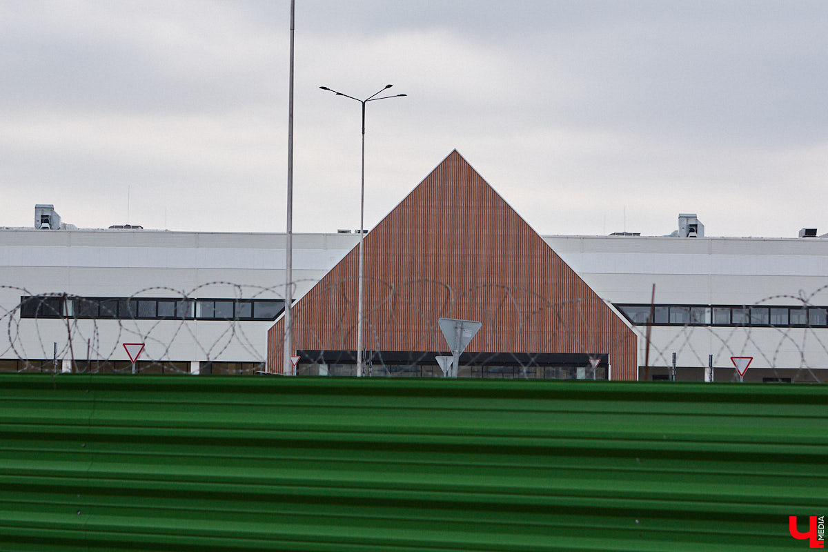 Что быстрее откроют: новый торговый центр, который начали строить три года назад под брендом «Леруа Мерлен», или ФОК на улице Лакина, который ударными темпами возводят с начала 2025-го? А может, всех удивит гостиничный комплекс на Студеной Горе, ждущий своего часа уже 10 лет? Давайте разбираться!