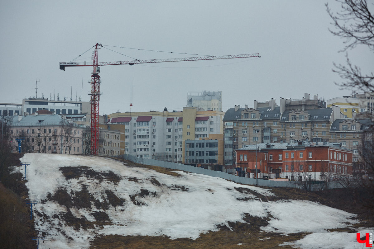 Что быстрее откроют: новый торговый центр, который начали строить три года назад под брендом «Леруа Мерлен», или ФОК на улице Лакина, который ударными темпами возводят с начала 2025-го? А может, всех удивит гостиничный комплекс на Студеной Горе, ждущий своего часа уже 10 лет? Давайте разбираться!