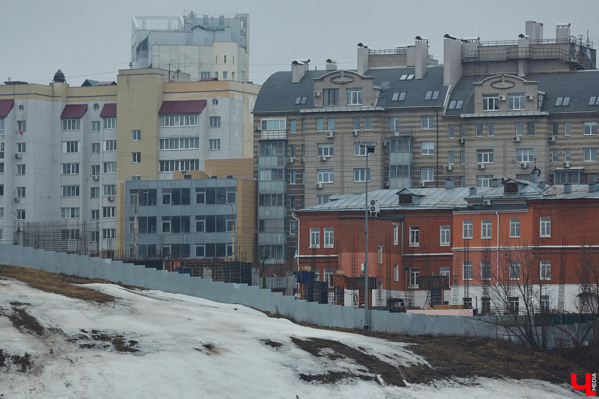 Что быстрее откроют: новый торговый центр, который начали строить три года назад под брендом «Леруа Мерлен», или ФОК на улице Лакина, который ударными темпами возводят с начала 2025-го? А может, всех удивит гостиничный комплекс на Студеной Горе, ждущий своего часа уже 10 лет? Давайте разбираться!