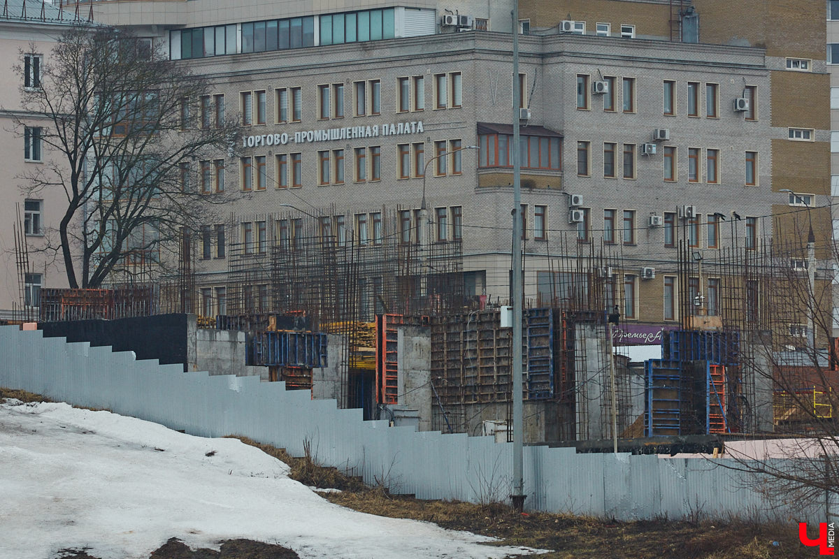 Что быстрее откроют: новый торговый центр, который начали строить три года назад под брендом «Леруа Мерлен», или ФОК на улице Лакина, который ударными темпами возводят с начала 2025-го? А может, всех удивит гостиничный комплекс на Студеной Горе, ждущий своего часа уже 10 лет? Давайте разбираться!