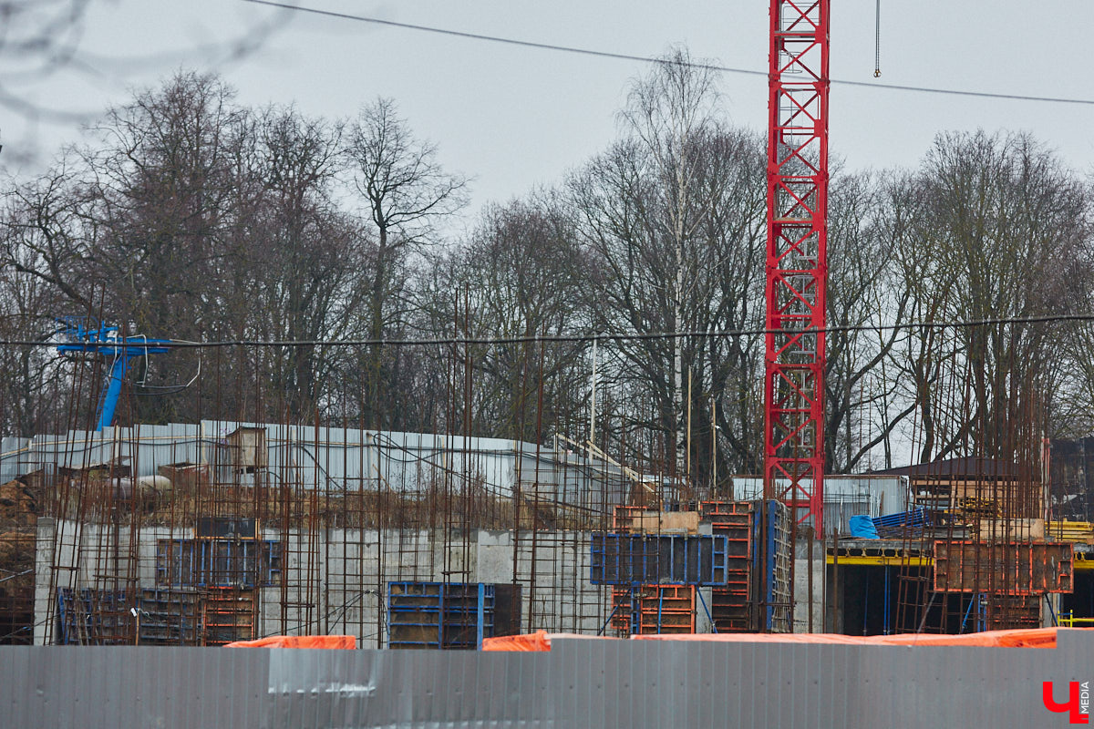 Что быстрее откроют: новый торговый центр, который начали строить три года назад под брендом «Леруа Мерлен», или ФОК на улице Лакина, который ударными темпами возводят с начала 2025-го? А может, всех удивит гостиничный комплекс на Студеной Горе, ждущий своего часа уже 10 лет? Давайте разбираться!