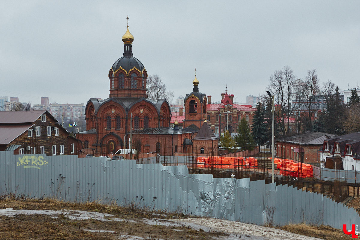 Что быстрее откроют: новый торговый центр, который начали строить три года назад под брендом «Леруа Мерлен», или ФОК на улице Лакина, который ударными темпами возводят с начала 2025-го? А может, всех удивит гостиничный комплекс на Студеной Горе, ждущий своего часа уже 10 лет? Давайте разбираться!