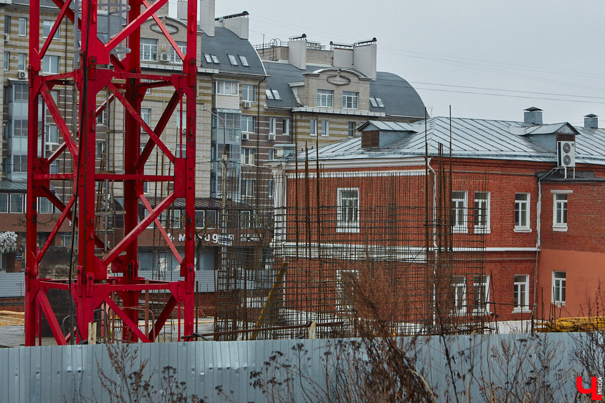 Что быстрее откроют: новый торговый центр, который начали строить три года назад под брендом «Леруа Мерлен», или ФОК на улице Лакина, который ударными темпами возводят с начала 2025-го? А может, всех удивит гостиничный комплекс на Студеной Горе, ждущий своего часа уже 10 лет? Давайте разбираться!