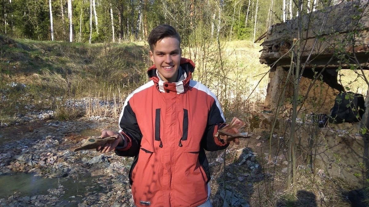 Вы знаете, что в лесах Владимирской области спрятаны миллиарды рублей? Причем не фальшивых, а настоящих, правда, вышедших из обращения. Купить на них сейчас ничего не получится, зато они регулярно привлекают внимание любителей гулять по заброшкам. На сей раз клад нашла блогер из Москвы Лина Резник.