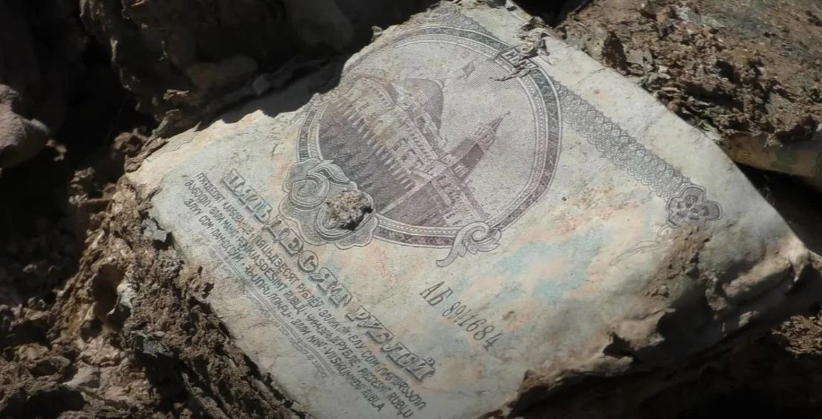 Вы знаете, что в лесах Владимирской области спрятаны миллиарды рублей? Причем не фальшивых, а настоящих, правда, вышедших из обращения. Купить на них сейчас ничего не получится, зато они регулярно привлекают внимание любителей гулять по заброшкам. На сей раз клад нашла блогер из Москвы Лина Резник.