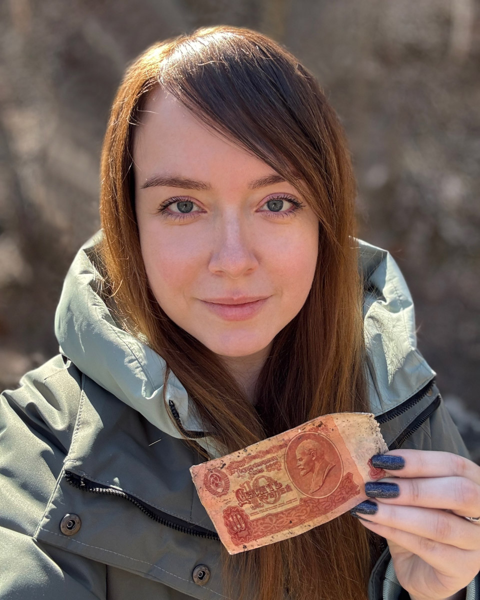 Вы знаете, что в лесах Владимирской области спрятаны миллиарды рублей? Причем не фальшивых, а настоящих, правда, вышедших из обращения. Купить на них сейчас ничего не получится, зато они регулярно привлекают внимание любителей гулять по заброшкам. На сей раз клад нашла блогер из Москвы Лина Резник.