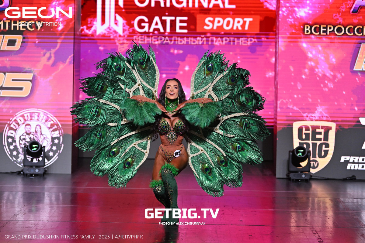 Оказывается, бодибилдинг и творчество связаны. Девушки, выступающие в категории «Артистик модель», не только демонстрируют красоту тела, но и устраивают на сцене фееричное шоу. Ольга Глобец из Владимира сверкала на всероссийском турнире в образе павлина. О своем костюме и выступлении атлетка рассказала «Ключ-Медиа».