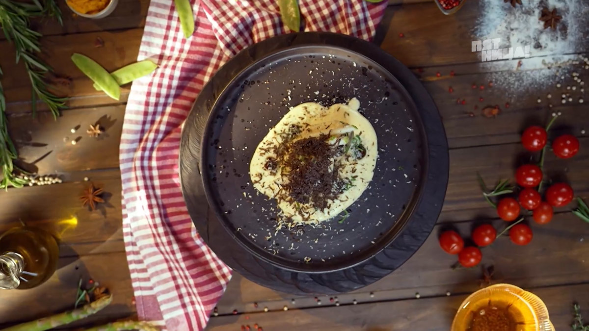 «Ученик ученика Гордона Рамзи» — так уважительно прозвали Агзамов и Ивлев владимирского повара Демьяна Белова, который остановился в одном шаге от полноценного триумфа в «Битве шефов». Впрочем, в этом выпуске не оказалось вообще ни одного победителя... И все из-за болоньезе!