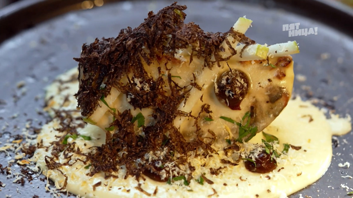 «Ученик ученика Гордона Рамзи» — так уважительно прозвали Агзамов и Ивлев владимирского повара Демьяна Белова, который остановился в одном шаге от полноценного триумфа в «Битве шефов». Впрочем, в этом выпуске не оказалось вообще ни одного победителя... И все из-за болоньезе!