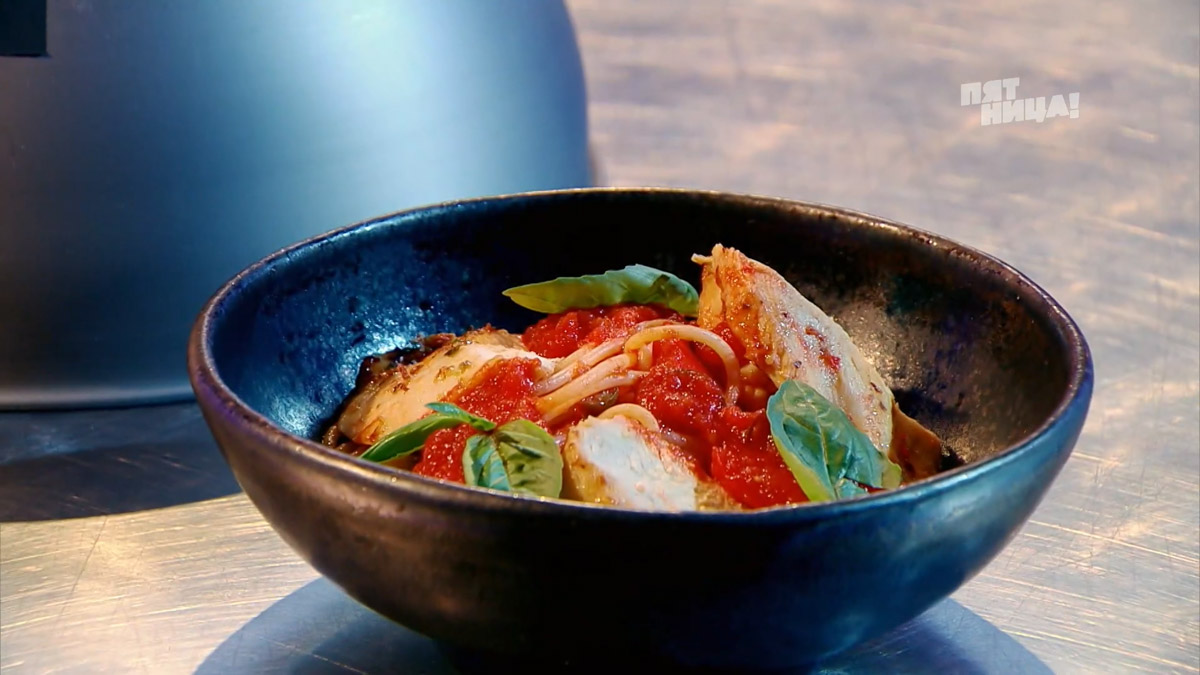 «Ученик ученика Гордона Рамзи» — так уважительно прозвали Агзамов и Ивлев владимирского повара Демьяна Белова, который остановился в одном шаге от полноценного триумфа в «Битве шефов». Впрочем, в этом выпуске не оказалось вообще ни одного победителя... И все из-за болоньезе!