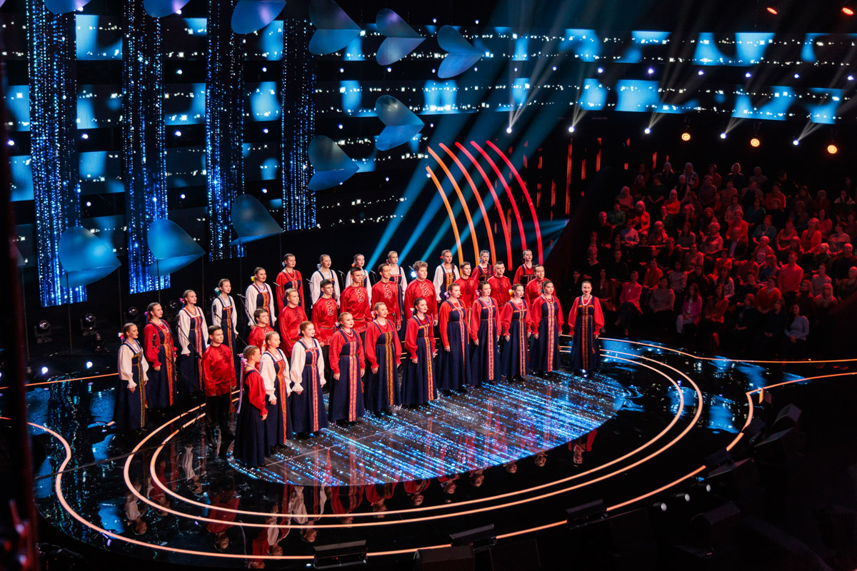 В эту пятницу, 4 апреля, на сцену шоу «Ну-ка, все вместе! Хором!» выйдет народный коллектив из Владимира. Ребята постараются впечатлить своими голосами сотню именитых экспертов — судить вокалистов в том числе будут Максим Дунаевский, Настя Крайнова, Согдиана. О подготовке к ответственному моменту «Ключ-Медиа» рассказала руководитель творческой команды.