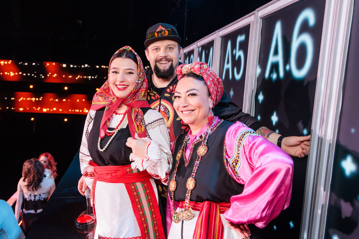 В эту пятницу, 4 апреля, на сцену шоу «Ну-ка, все вместе! Хором!» выйдет народный коллектив из Владимира. Ребята постараются впечатлить своими голосами сотню именитых экспертов — судить вокалистов в том числе будут Максим Дунаевский, Настя Крайнова, Согдиана. О подготовке к ответственному моменту «Ключ-Медиа» рассказала руководитель творческой команды.