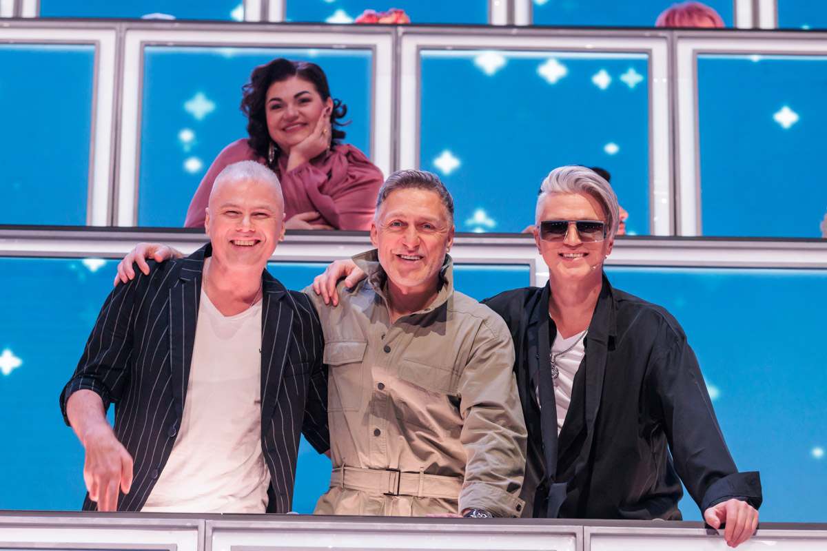 В эту пятницу, 4 апреля, на сцену шоу «Ну-ка, все вместе! Хором!» выйдет народный коллектив из Владимира. Ребята постараются впечатлить своими голосами сотню именитых экспертов — судить вокалистов в том числе будут Максим Дунаевский, Настя Крайнова, Согдиана. О подготовке к ответственному моменту «Ключ-Медиа» рассказала руководитель творческой команды.