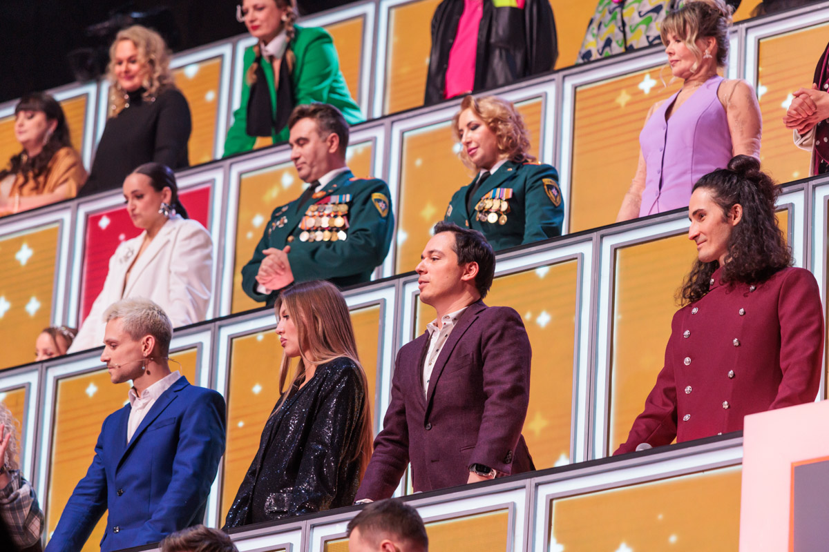 В эту пятницу, 4 апреля, на сцену шоу «Ну-ка, все вместе! Хором!» выйдет народный коллектив из Владимира. Ребята постараются впечатлить своими голосами сотню именитых экспертов — судить вокалистов в том числе будут Максим Дунаевский, Настя Крайнова, Согдиана. О подготовке к ответственному моменту «Ключ-Медиа» рассказала руководитель творческой команды.