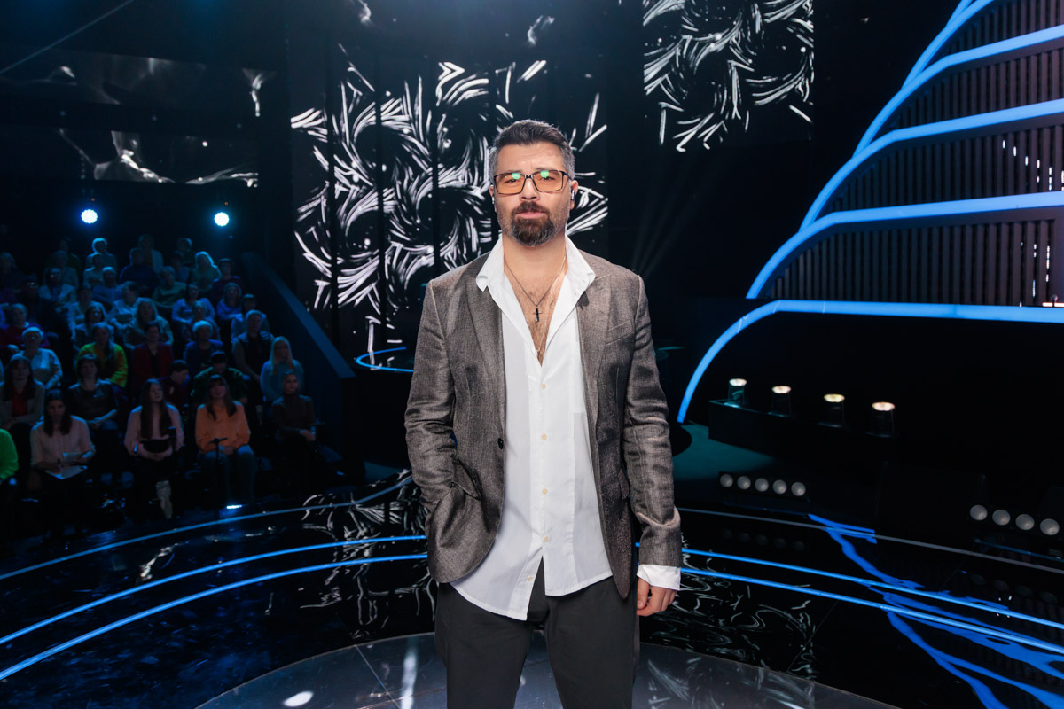 В эту пятницу, 4 апреля, на сцену шоу «Ну-ка, все вместе! Хором!» выйдет народный коллектив из Владимира. Ребята постараются впечатлить своими голосами сотню именитых экспертов — судить вокалистов в том числе будут Максим Дунаевский, Настя Крайнова, Согдиана. О подготовке к ответственному моменту «Ключ-Медиа» рассказала руководитель творческой команды.