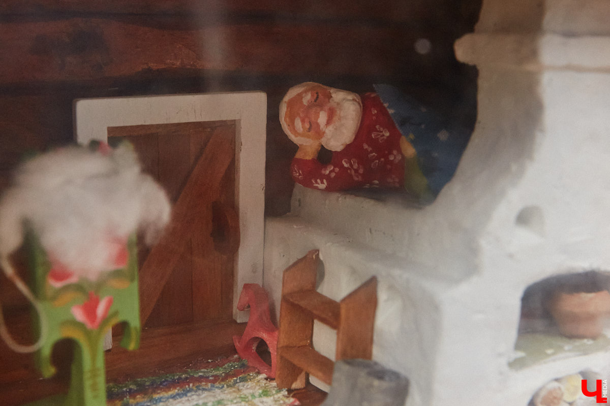 Художники Регина Яфасова и Федор Карпов проложили во Владимире настоящий туристический маршрут из своих арт-объектов. Впрочем, находятся их «секретики» не только в областной столице. Например, одна из миниатюр спрятана в кирпичной кладке суздальского дома, и «Ключ-Медиа» ее отыскал.