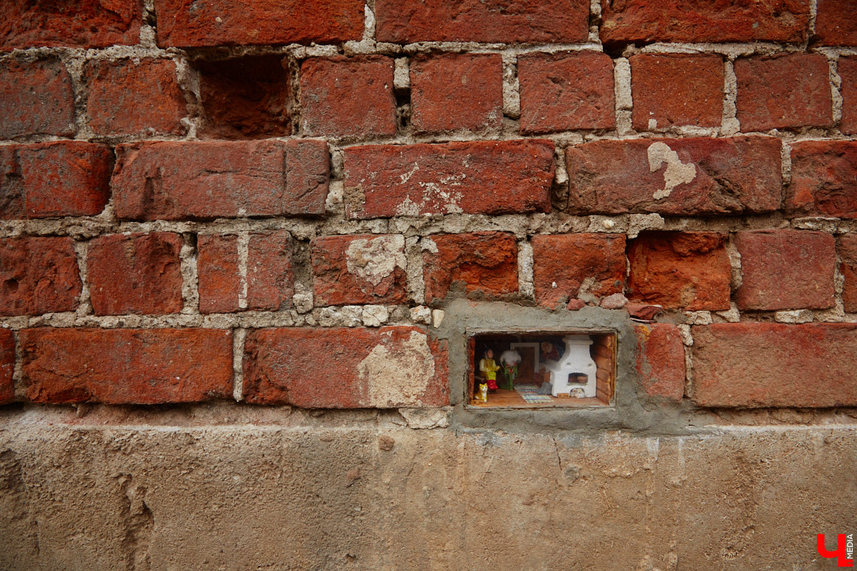 Художники Регина Яфасова и Федор Карпов проложили во Владимире настоящий туристический маршрут из своих арт-объектов. Впрочем, находятся их «секретики» не только в областной столице. Например, одна из миниатюр спрятана в кирпичной кладке суздальского дома, и «Ключ-Медиа» ее отыскал.