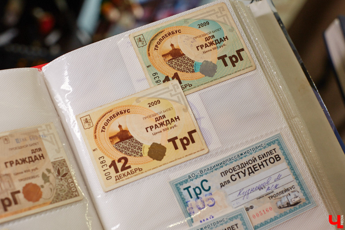 Мастер внимательно разглядывает заготовку для новой точной копии троллейбуса. В коллекции Михаила Кузнецова это уже 14-й экспонат. А ведь еще в 2022 году полку в его комнате украшали всего три образца! Мы побывали в гостях у юноши и во всех деталях рассмотрели его удивительное собрание владимирского электротранспорта!