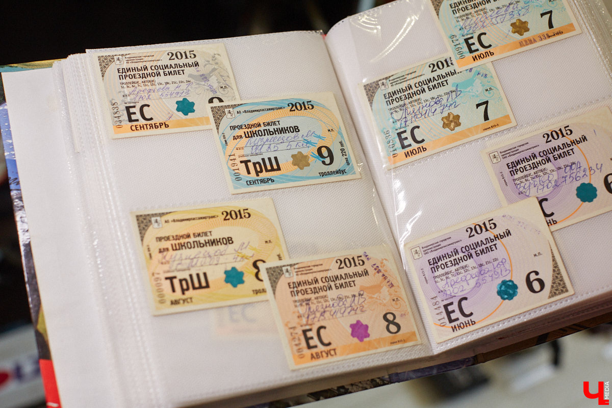 Мастер внимательно разглядывает заготовку для новой точной копии троллейбуса. В коллекции Михаила Кузнецова это уже 14-й экспонат. А ведь еще в 2022 году полку в его комнате украшали всего три образца! Мы побывали в гостях у юноши и во всех деталях рассмотрели его удивительное собрание владимирского электротранспорта!