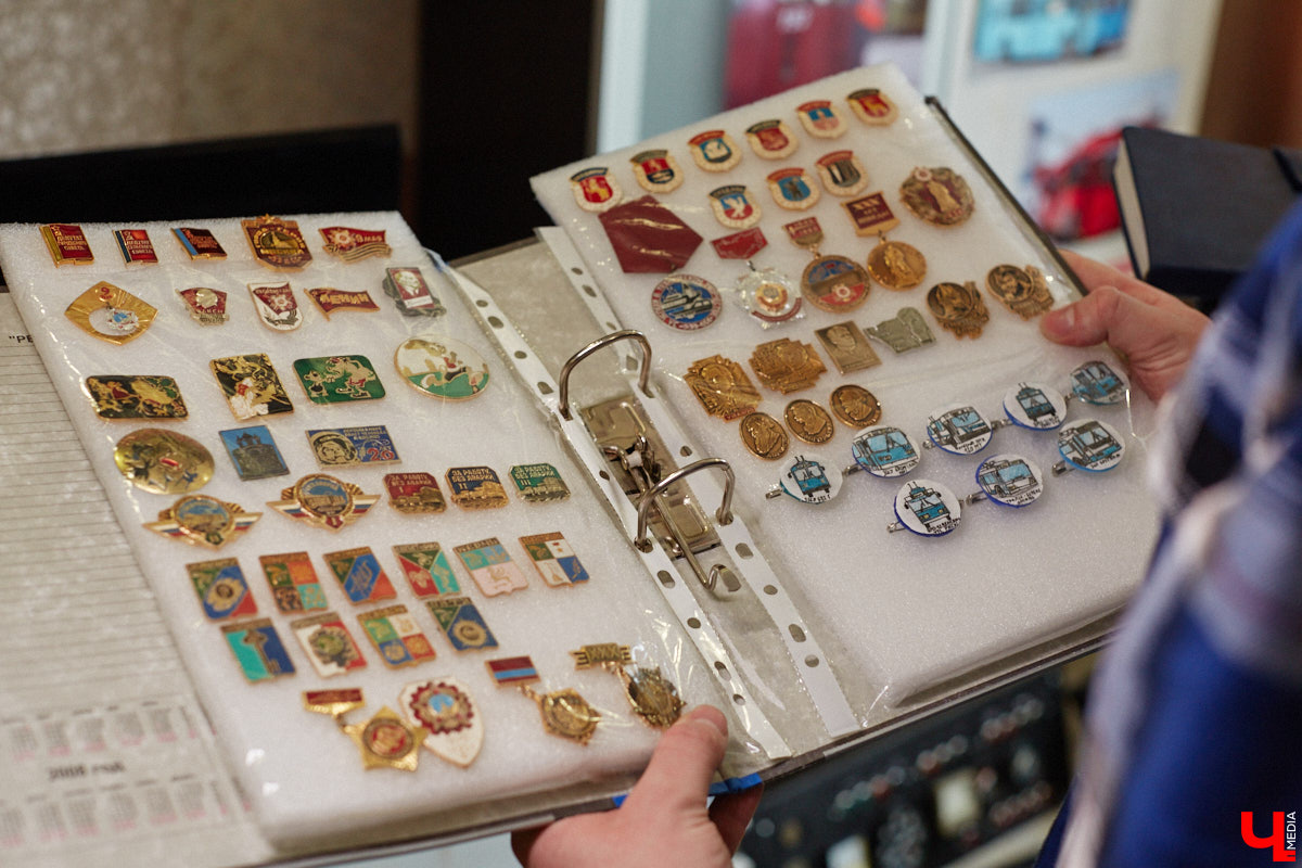 Мастер внимательно разглядывает заготовку для новой точной копии троллейбуса. В коллекции Михаила Кузнецова это уже 14-й экспонат. А ведь еще в 2022 году полку в его комнате украшали всего три образца! Мы побывали в гостях у юноши и во всех деталях рассмотрели его удивительное собрание владимирского электротранспорта!