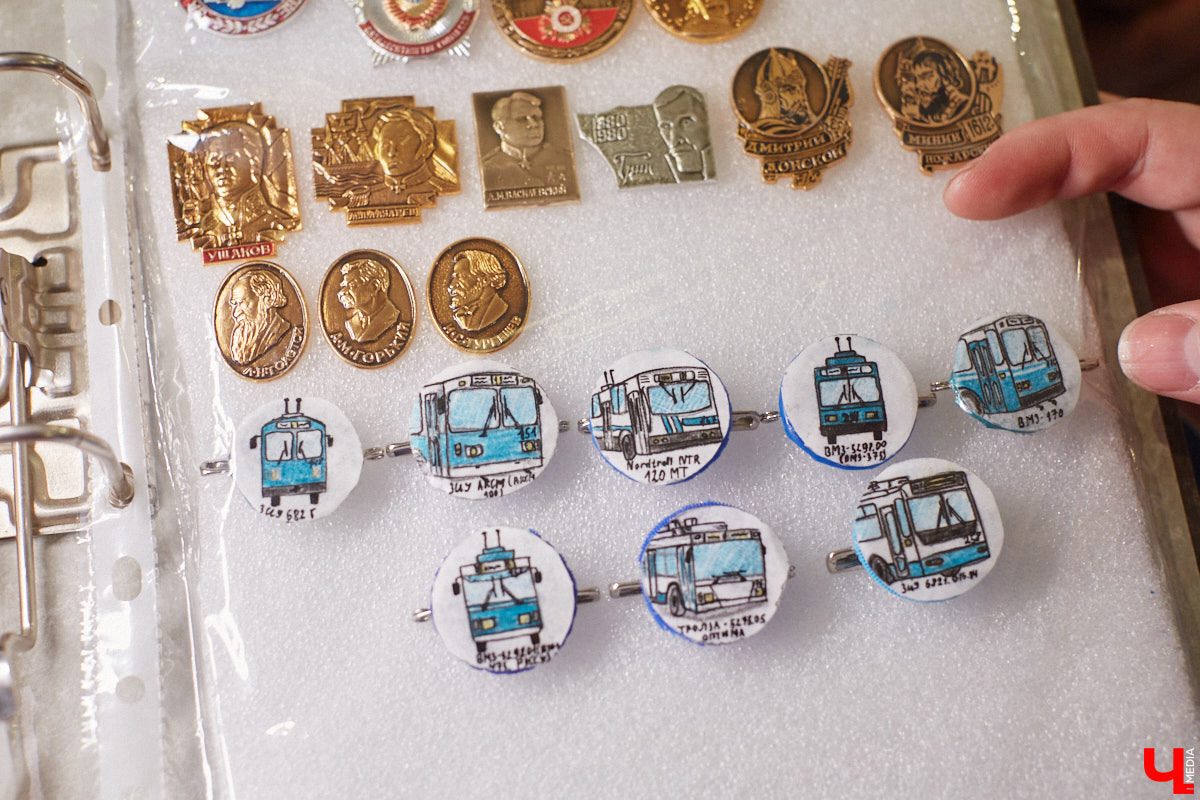 Мастер внимательно разглядывает заготовку для новой точной копии троллейбуса. В коллекции Михаила Кузнецова это уже 14-й экспонат. А ведь еще в 2022 году полку в его комнате украшали всего три образца! Мы побывали в гостях у юноши и во всех деталях рассмотрели его удивительное собрание владимирского электротранспорта!