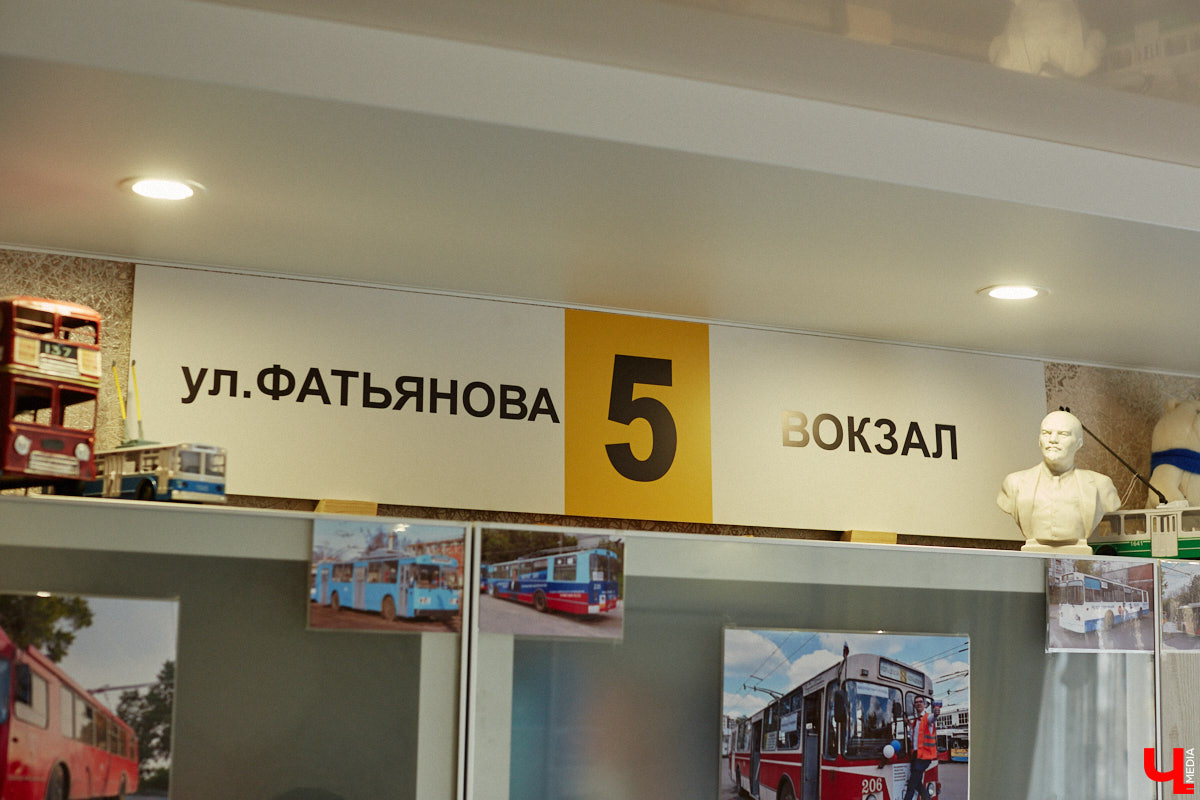 Мастер внимательно разглядывает заготовку для новой точной копии троллейбуса. В коллекции Михаила Кузнецова это уже 14-й экспонат. А ведь еще в 2022 году полку в его комнате украшали всего три образца! Мы побывали в гостях у юноши и во всех деталях рассмотрели его удивительное собрание владимирского электротранспорта!