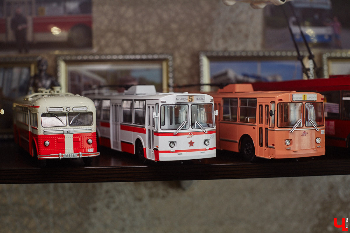 Мастер внимательно разглядывает заготовку для новой точной копии троллейбуса. В коллекции Михаила Кузнецова это уже 14-й экспонат. А ведь еще в 2022 году полку в его комнате украшали всего три образца! Мы побывали в гостях у юноши и во всех деталях рассмотрели его удивительное собрание владимирского электротранспорта!